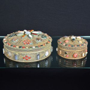 <b>Conjunto de 2 caixas </b>circulares indianas em latão decoradas com minucioso filigranado e aplicações em pedras diversas. Diâm. 26 cm e 15,5 cm