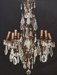 <b>Lustre</b> francês em bronze patinado decorado com folhas. Pingentes em cristal BACCARAT em forma de "cabochons", gotas e terminação em elemento esférico multifacetado. Séc. XIX. Alt. 115 cm