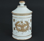 <b>Pote de farmácia </b>em porcelana brasileira esteatita, decorado a ouro com símbolos do Império Francês. Alt. 22 cm