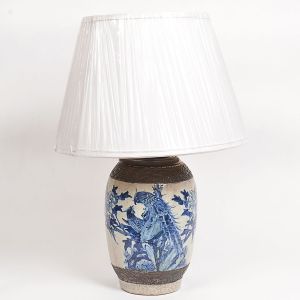 <b>Vaso</b> chinês de forma oblonga em porcelana decorada com dois fênix entre ramagens com flores em azul índigo e duas faixas de arabescos em tonalidade castanha. Fundo bege craquelê. Séc. XIX. Pode ser usado ou não como "abatjour". Acompanha cúpula em tecido bege. Alt. sem a cúpula 30,5 cm