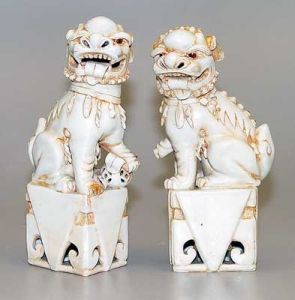 <b>Par de cães de fó </b>em porcelana chinesa. Alt. 38 cm