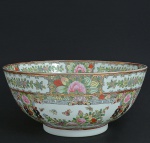 "<b>Bowl</b>" em porcelana chinesa com profusa decoração de flores, frutos, pássaros e borboletas no estilo Mandarim. Filete dourado na borda. Fabricação moderna. Alt. 14 cm; Diâm. 30,5 cm