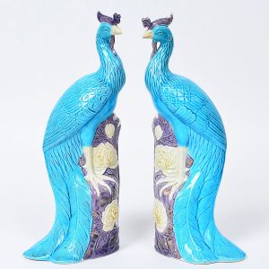 <b>Par de estatuetas </b>representando faisões em porcelana chinesa. Alt. 36 cm