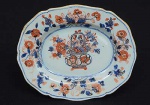 Pequeno <b>covilhete </b>oblongo em porcelana Companhia das Índias, decorado em policromia Chinese Imari sobre fundo branco. Ao centro cesto florido emoldurado por borda de mesmos motivos. Realces a ouro. Séc. XVIII. Apresenta restauro na lateral esquerda. Compr. 15,5 cm