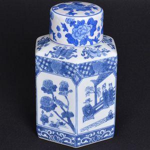 <b>Caixa de chá </b>de forma sextavada em porcelana chinesa decorada com personagens e flores em azul índigo sobre fundo branco. Marca no verso. Alt. 21 cm