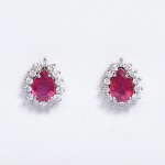 <b>Par de brincos </b>em ouro branco 18k, cravejado com rubis gotas e brilhantes. Peso 3,1 g.