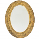 <b>Espelho</b> inglês, de forma oval, com bela moldura em madeira entalhada a ouro com composições vegetais. No verso etiqueta Frame  Portobello Road. Alguns rachados de facil reparo. Med. 102 x 75 cm