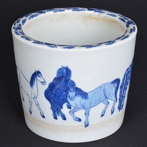 "<b>Cachepot</b>" circular em porcelana chinesa na cor branca decorada com figuras de cavalos e nuvens em azul índigo "underglaze". Alt. 17,5 cm