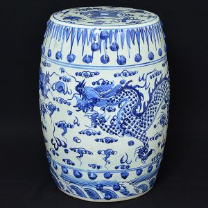 "<b>Garden seat</b>" em forma de tamborete, em porcelana chinesa, decorado em azul índigo "underglaze" com dragões celestiais e arabescos do estilo. Alt. 47 cm