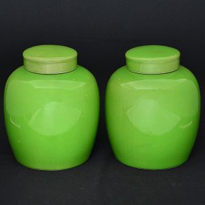 <b>Par de potiches "ginger jars"</b>, em porcelana chinesa, bojudos, na cor verde. Alt. 29 cm