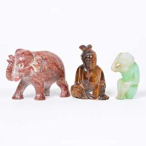 <b>Conjunto de 3 peças </b>em miniaturas representando elefante em pedra, buda em pedra e macaco em jade. Alt. do buda 4 cm