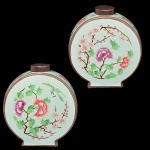 <b>Par de vasos "moon flasks" </b>em porcelana chinesa pintados a mão. Decoração com flores e pássaro em policromia sobre fundo verde celadon. Tampas decoradas em marrom "galuchat". Chancela da artista francesa Fabienne Jouvin no verso. Loja Asiatides - Paris . Alt. 26 cm; Larg. 24 cm