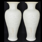 <b>Par de grandes e exuberantes vasos </b>em porcelana chinesa esmaltados em tom de bege "ton-sur-ton". Loja Asiatides  Paris. Alt. 104 cm