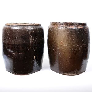 <b>Par de antigos vasos </b>em cerâmica de provável origem chinesa ou sudeste asiático. Decoração com esmaltação de tonalidades marrons. Datação indefinida. Alt. 46 cm