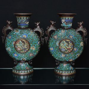 Grande <b>par de jarros </b>chineses "moon flasks" em "cloisonné", do séc. XIX, decorados com arabescos floridos tendo ao centro reservas com aves do paraíso. Alças em forma de dragões com argolas. Alt. 50,5 cm