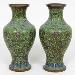 <b>Par de antigos vasos </b>chineses em "cloisonné" decorados com arabescos sobre fundo verde. Alt. 22,5 cm