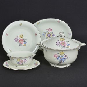 <b>Conjunto de jantar </b>em porcelana tcheca, manufatura Pirken Hammer, com fundo acinzentado, friso prata e decoração florida em policromia. Constando de 32 pratos rasos (25 cm), 12 pratos fundos, 1 sopeira circular (29 cm), 1 legumeira, 4 travessas ovais (compr. 40, 36, 33 e 30 cm), 2 travessas redondas (diâm. 33 e 30 cm), 1 "bowl" circular, 1 "bowl" ovalado, 1 covilhete ovalado e 1 molheira com base (compr. 22 cm). Total de 56 peças.