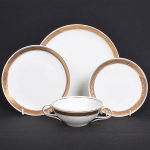 <b>Serviço de jantar </B>em porcelana Schimdt na cor branca com frisos e arabescos a ouro. Constando de 14 pratos rasos (24,5 cm), 10 taças de "consommé" com 7 pires e 14 pratos para sobremesa.