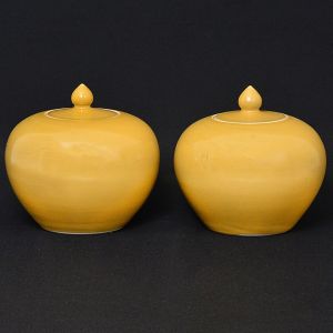 <b>Par de "ginger jars" </b>em porcelana chinesa, cobertas por esmalte monocromático na cor mostarda. Alt. 22,5 cm