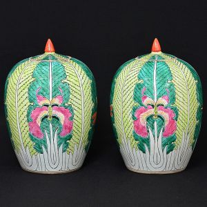 Decorativo <b>par de potiches</b> em porcelana chinesa policromada com elementos floridos intercalados por figuras de libélulas. Loja Asiatides - Paris. Alt. 36 cm