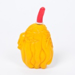 "<b>Snuff bottle</b>" chinesa em pasta de vidro amarela, moldada no formato de fruta "citron", Mão de Budha. Tampa em coral com colar de cor marfim e colher. Séc. XIX. Alt. 9 cm