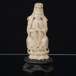 Antiga <b>estatueta </b>chinesa em marfim representando figura de divindade orando sobre flor de lótus. Alt. 13 cm