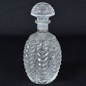 Antigo <b>perfumeiro com tampa</b> em vidro prensado europeu decorado em ondulações. Alt. 21,5 cm