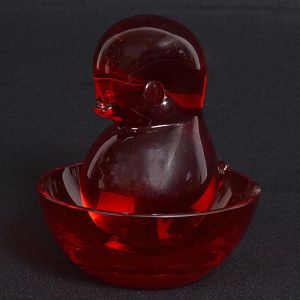 <b>Conjunto de duas peças em cristal vermelho </b>composto por 1 pintinho e 1 pequeno "bowl". Apresenta pequeno quebradinho no bico. Alt. do pintinho 11,5 cm; Diâm. do "bowl" 10,5 cm