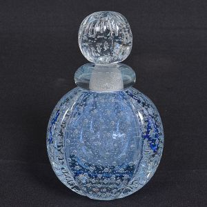 <b>Perfumeiro </b>globular em grosso vidro azul e translúcido decorado com borbulhas. Haste da tampa com defeito. Alt. 15 cm