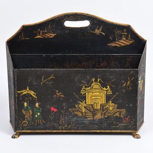 <b>Porta papeis ou revisteiro </b>em metal decorado em "chinoiserie" sobre fundo negro. Divisão em dois compartimentos com alça central. Alt. 36 cm; Compr. 40,5 cm