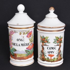 <b>Conjunto de 2 antigos potes de farmácia </b>em porcelana francesa na cor branca com seus rótulos pintados em bela policromia. Frisos a ouro. Tampa de um deles com pequeno bicado. Alt. 29 cm e 27,5 cm