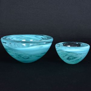 <b>Conjunto de dois púcaros </b>circulares em grosso cristal translúcido com decoração turquesa. Diâm. 17 e 11 cm