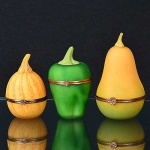 <b>Conjunto de 3 caixas </b>francesas composto por uma fruta e duas leguminosas em pasta de vidro. Apresentam assinatura. Arremate em bronze. Alt. 16, 14 e 12,5 cm