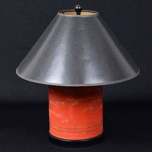 <b>Caixa cilíndrica </b>de laca "rouge de fer" com trabalho estilizado, montada com "abatjour". Cúpula e base, negras. Alt. 55 cm