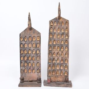 Muito antigo <b>par de objetos de devoção</b>, da Birmânia, "tablette votives", em madeira, com aplicações de Budhas parcialmente dourados. Alt. 68 cm