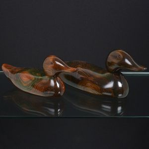 <b>Conjunto de 2 esculturas</b> representando <b>patos</b> em madeira policromada. Olhos em contas. Alt. 16 cm e 14 cm; Compr. 40 cm e 32 cm