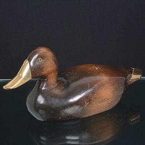 <b>Escultura </b>em madeira representando pato com bico e parte posterior em metal dourado. Compr. 37,5 cm