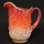 <b>Jarra</b> dita "dugan glass pitcher" em tonalidades "dégradés" de vermelho, laranja e amarelo, decorada com paisagens com moinhos. Alt. 16,5 cm