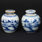 <b>Conjunto de dois pequenos e similares potiches</b> bojudos em porcelana chinesa decorada com paisagens diversas. Alt. 12,5 cm