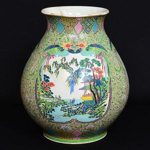 Grande <b>vaso</b> bojudo em porcelana chinesa decorada em rica policromia com três grandes reservas com múltiplos personagens em cenas de exterior, lago, pagodes e uma delas com grande pavão e pássaro entre peônias. Todas as reservas encimadas por duas fênix cada e restante do bojo com arabescos craquelados. Restauro na borda. Séc. XIX. Alt. 46 cm240800080 - Grande vaso bojudo em porcelana chinesa decorada em rica policromia co