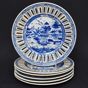 <b>Conjunto de 6 pratos rasos </b>em cerâmica chinesa, decorados com paisagens em azul índigo sobre fundo craquelê. Diâm. 25 cm