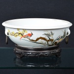 "<b>Bowl</b>" em porcelana chinesa decorada com ave do paraíso entre ramagens floridas em policromia. Ideogramas na face posterior e alças metálicas. Alt. 9,5 cm; Diâm. 27,5 cm