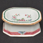 <b>Saleiro</b> de forma retangular e cantos chanfrados em porcelana Companhia das Índias, Família Rosa, decorado em policromia de flores e base com frutos e borboletas. Período Qianlong. Séc. XVIII. Dois discretos fios, um deles praticamente imperceptível. Compr. 9 cm