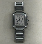 <b>CARTIER - Relógio </b>Cartier, modelo Tank Française, movimento quartzo, caixa e bracelete em aço, mostrador branco, algarismos romanos e fecho com dobra dupla. Dimensões da caixa 32 x 27 mm