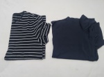 Lote de 2 camisas de malha, sendo uma delas listrada. Tam: M/G.