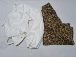 Lote de 2 camisas, sendo uma cropped branco. Tam: P