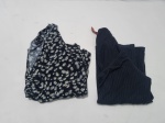 Lote de 2 camisas, sendo uma da Opção preta e a outra da Clock House. Tam P.