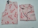 Pijama longo, com calça e camisa rosa com lagostas da Loungerie. Tam:M.