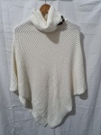 Poncho branco gola alta Italiano. Tam: M/G.