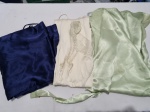 Lote de camisola e 2 robes em cetim. Sendo o azul da Victoria Secrets.